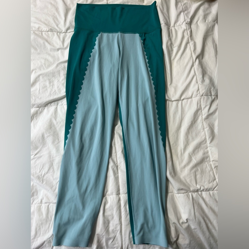 Aerie cropped length leggings scallop design - Picture 2 of 4